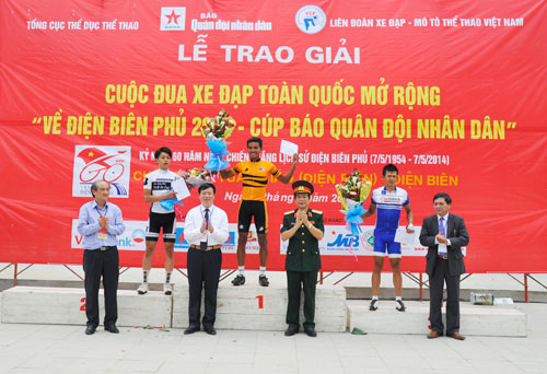 Điện Biên Phủ rực rỡ cờ hoa chào mừng đoàn đua