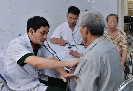 Khám bệnh, cấp thuốc miễn phí cho hơn 100 đối tượng chính sách