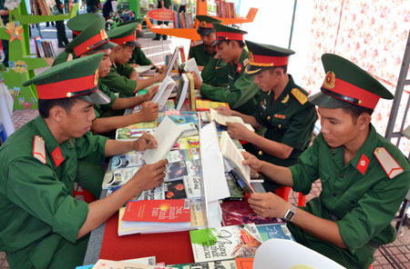 Triển lãm ảnh, sách “Quân đoàn 4 chặng đường vinh quang 40 năm xây dựng, chiến đấu và trưởng thành”