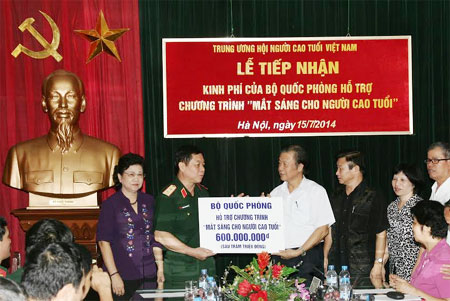 Bộ Quốc phòng hỗ trợ 600 triệu đồng tặng chương trình “Mắt sáng cho người cao tuổi”