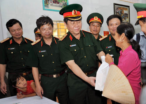 Trọn nghĩa tri ân, thắm tình quân-dân 