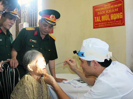 Thực hiện Hành trình “Quân đội chung tay vì sức khỏe cộng đồng” tại huyện Duy Tiên