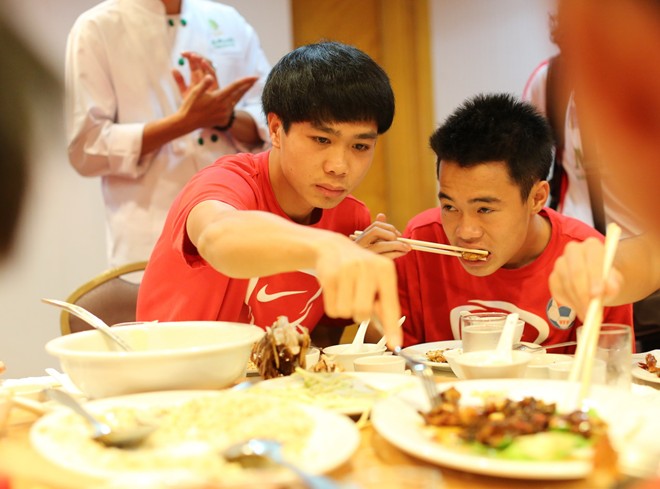 Các cầu thủ trẻ thường có thói quen ăn uống tự phát