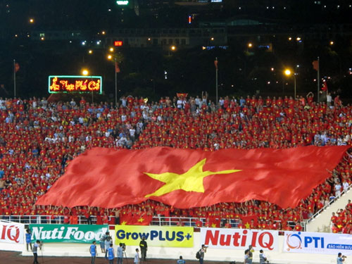 Cổ động viên Việt Nam nhuộm đỏ sân Mỹ Đình