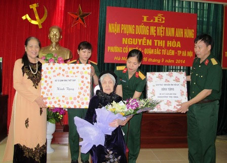 Nhận phụng dưỡng Bà mẹ Việt Nam anh hùng Nguyễn Thị Hòa