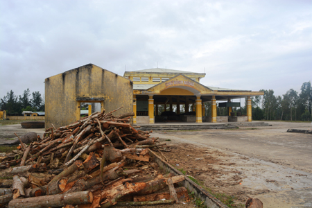 Chợ tiền tỷ bỏ hoang