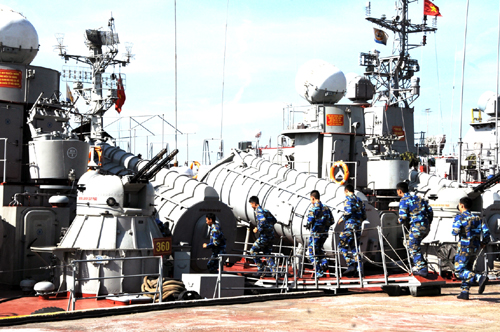 Làm chủ vũ khí, kiên cường bám biển