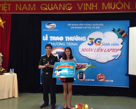 Viettel Hà Nội trao thưởng cho khách hàng may mắn