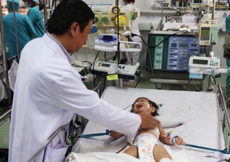 Phẫu thuật cắt khối u gan nặng 1,3kg ở trẻ 2 tuổi