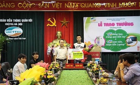 Viettel Hà Nội trao thưởng cho khách hàng may mắn