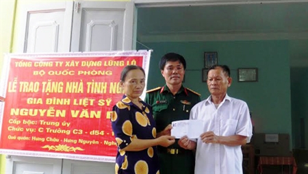 Bàn giao Nhà tình nghĩa cho gia đình liệt sĩ Nguyễn Văn Dư