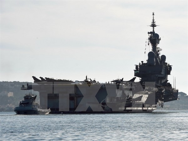 Máy bay Pháp cất cánh từ tàu Charles de Gaulle để tiêu diệt IS