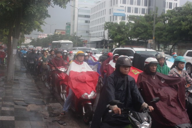 Mưa lớn, nhiều tuyến đường ở TP Hồ Chí Minh ngập sâu gây ùn tắc cục bộ 