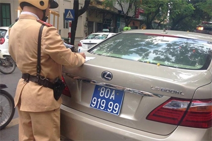 Tạm giữ xe Lexus mang biển xanh 80A nghi giả 