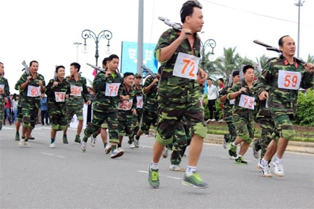 Hơn 1.000 VĐV tham dự giải Việt dã - Chạy vũ trang truyền thống Báo Đà Nẵng 