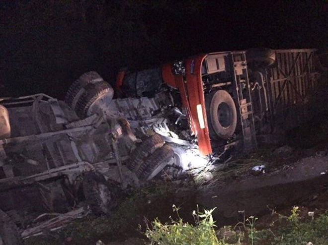 Hà Nội: Xe khách đâm trực diện xe tải, 2 người chết tại chỗ