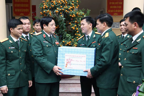 Đại tướng Phùng Quang Thanh thăm, chúc Tết tại phường Vĩnh Phúc và Tiểu đoàn KSQS 103