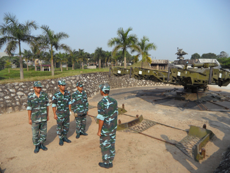 Mùa Xuân canh biển, gác trời