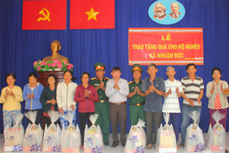 Chăm lo Tết cho người có công và người nghèo