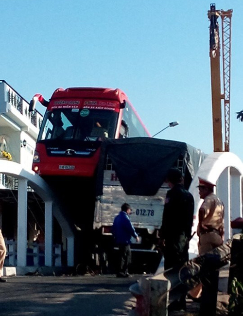 Cần Thơ: Xe khách leo lên lan can cầu, hàng chục hành khách hoảng loạn 