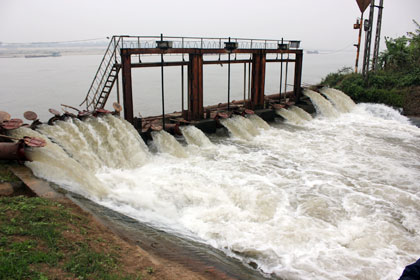 Rút ngắn thời gian lấy nước phục vụ gieo cấy lúa Đông Xuân