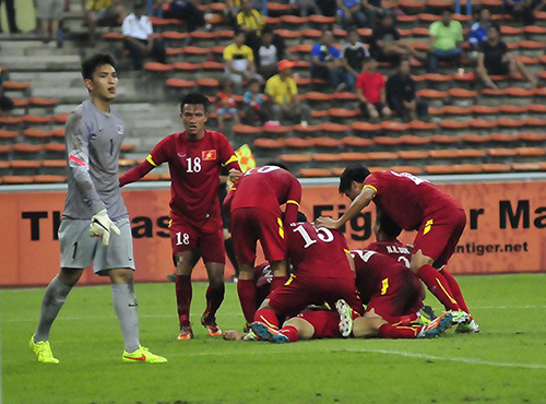 Thắng Malaysia, Olympic Việt Nam rộng cửa vào vòng sau