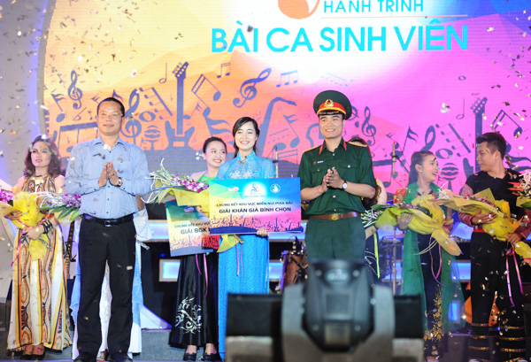 Ca sĩ Ngô Kiến Huy, Dương Hoàng Yến “cháy” cùng sinh viên Thái Nguyên