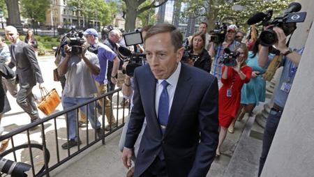 Cựu Giám đốc CIA lĩnh án tù vì tiết lộ thông tin mật