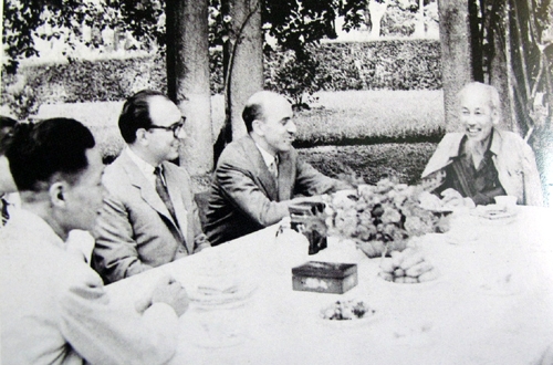 Giương cao ngọn cờ tư tưởng Hồ Chí Minh