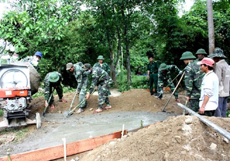 Giúp dân, dựa vào dân để làm nhiệm vụ