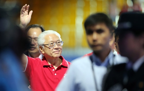 Tổng thống Tony Tan Keng Yam cổ vũ VĐV Wushu