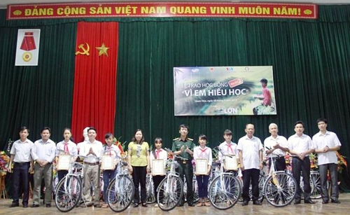 Học bổng “Vì em hiếu học” tiếp tục đến với trẻ em nghèo
