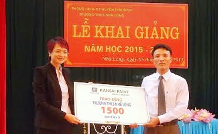 Tặng gần 20 nghìn cuốn vở cho 9 trường THCS