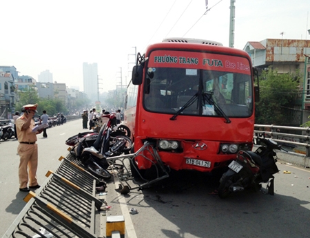 TP Hồ Chí Minh: Xe khách đâm 7 xe máy, ít nhất 8 người bị thương 