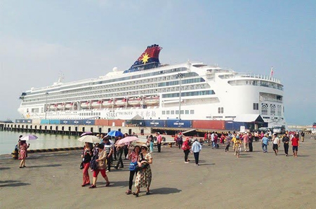 Hơn 1.800 khách du lịch cập cảng Đà Nẵng