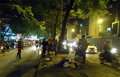 Vẫn cố bám lấy lòng đường, vỉa hè