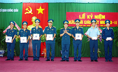 Trường Sĩ quan không quân: Khen thưởng 9 nhà giáo và 3 học viên tiêu biểu