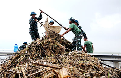 Lính Phòng không xuống biển dọn rác