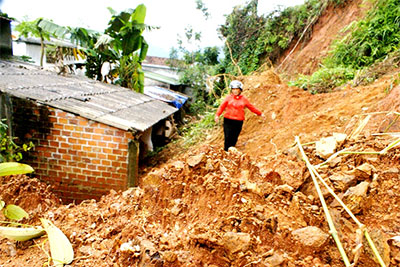 Núi nứt đe dọa cả làng