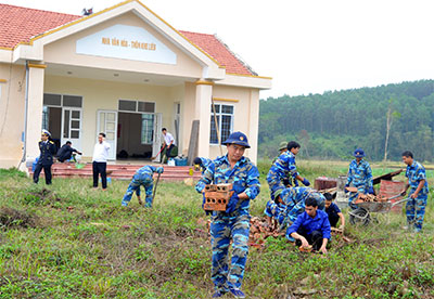 Bộ đội Hải quân đến với đồng bào người Dao