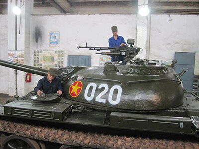 Phía sau vệt xích xe tăng