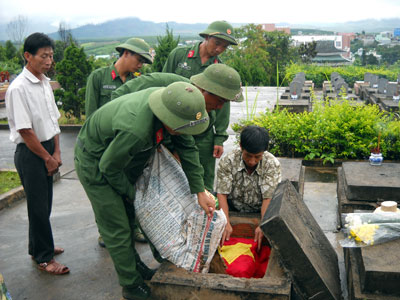 Kon Tum: Bàn giao và mai táng hài cốt liệt sĩ