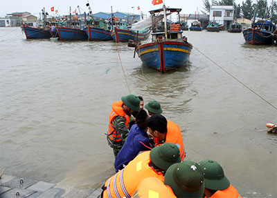 LLVT TP Hải Phòng căng mình giúp dân chống bão