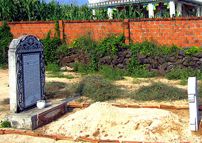 Chánh đội Thủy quân Phạm Hữu Nhật dựng bia chủ quyền Việt Nam tại Hoàng Sa