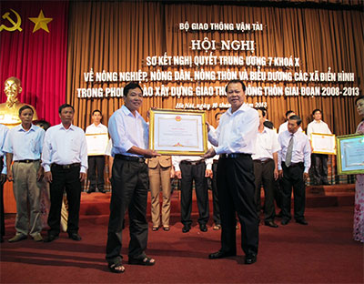 Đến năm 2015, 100% xã có đường ô tô đến trung tâm