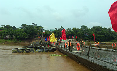 Lực lương Công binh Quân khu 2 bắc cầu phao qua sông (xem clip)