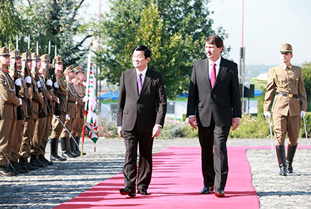 Lễ đón chính thức Chủ tịch nước Trương Tấn Sang tại Hung-ra-ri