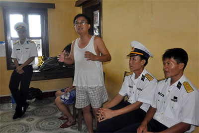 Tiến sĩ “áo ba lỗ”