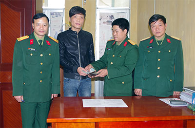 Thiếu úy QNCN Nguyễn Đăng Quân trả lại của rơi