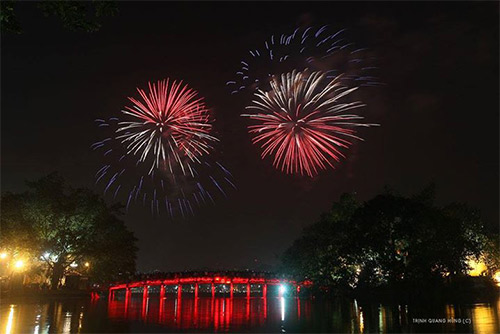 Hà Nội rực rỡ pháo hoa đêm 10-10